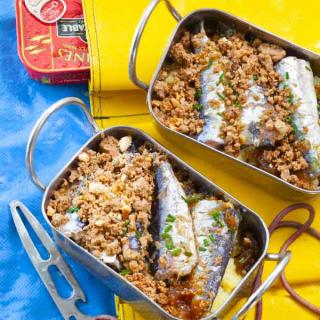 Sardine crumble with shallots Sardine crumble with shallots