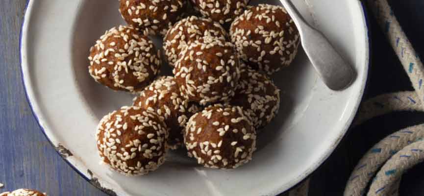 Energy balls with dates and sesame