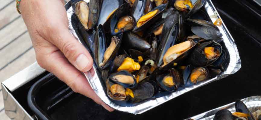 Individual trays of griddled mussels