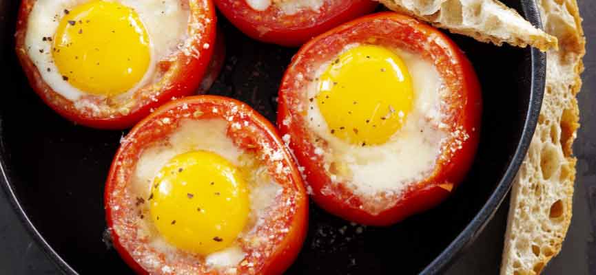 Baked eggs in tomatoes